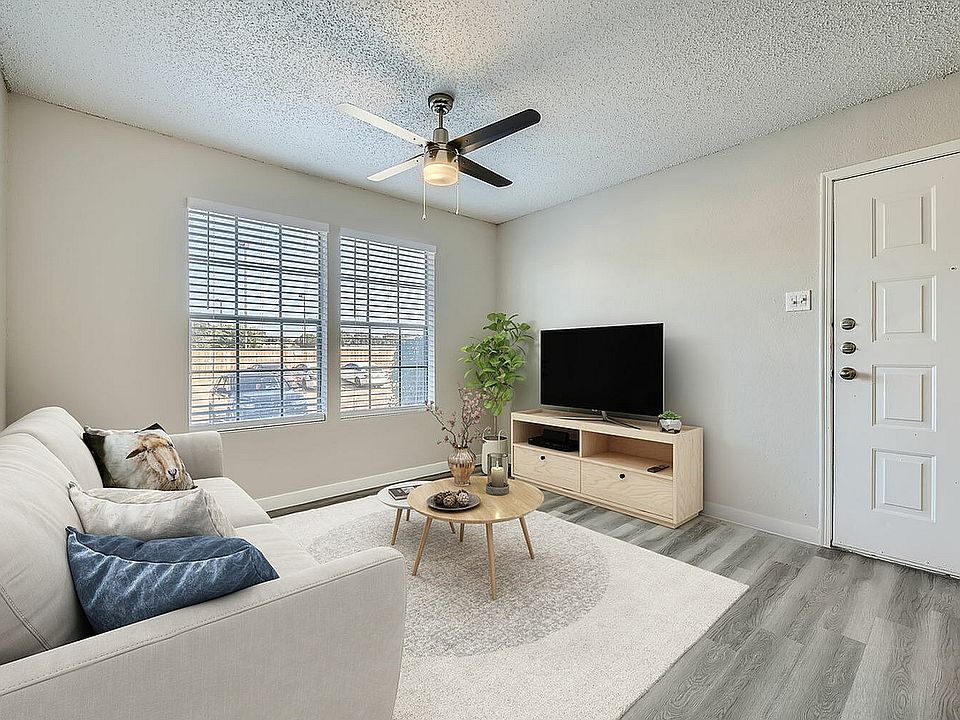 6051 S Hulen St Unit 704 - Web Quality - 016 - 03 Living Room - Virtuance Info