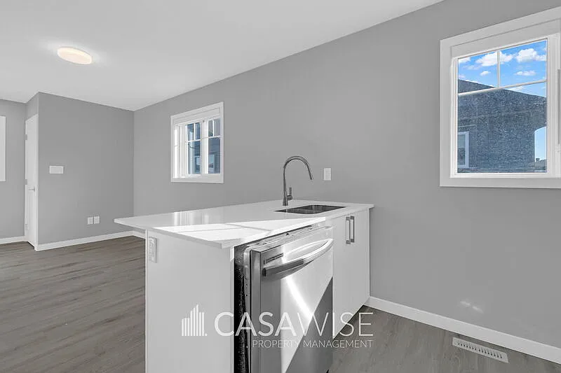 2 bed, 1.0 bath, 619 sqft, $1,400 — Photo 3