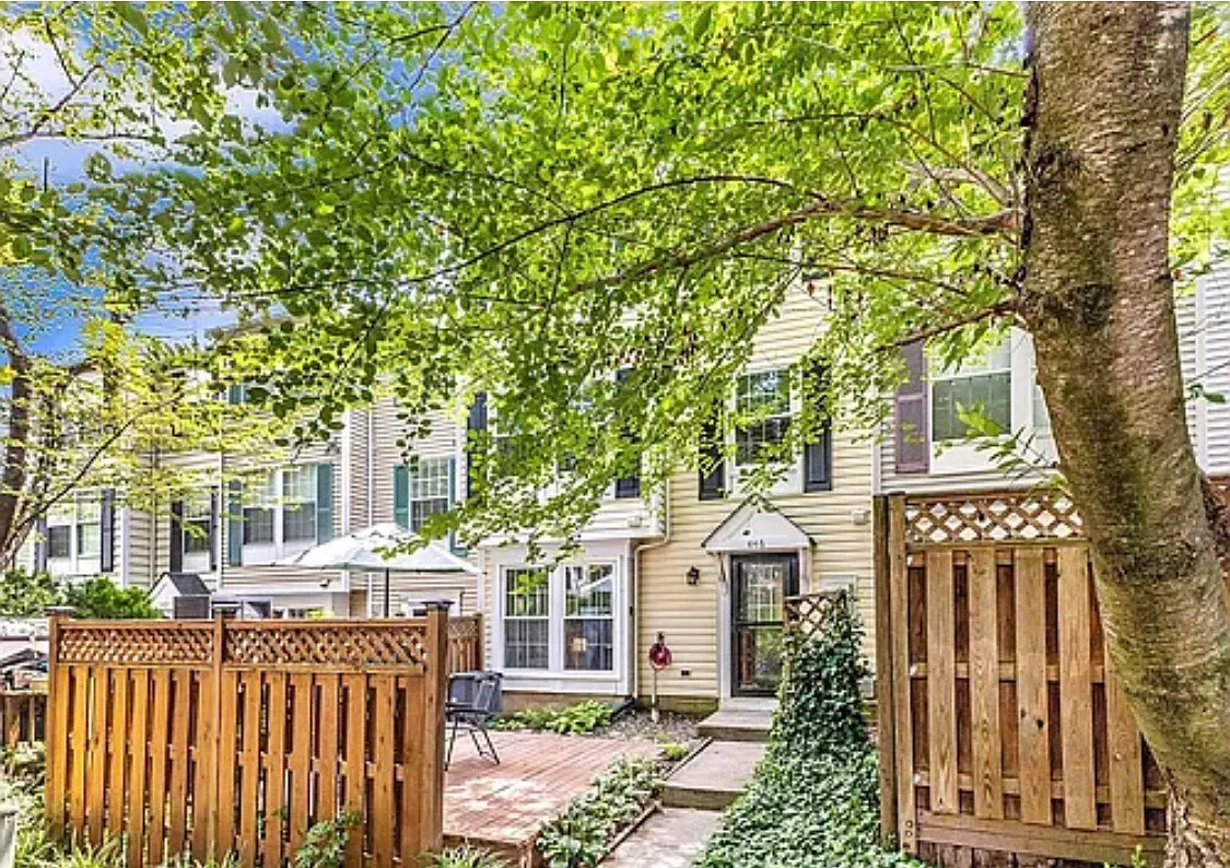 3 bed, 2.5 bath, 1523 sqft, $995 — Photo 1