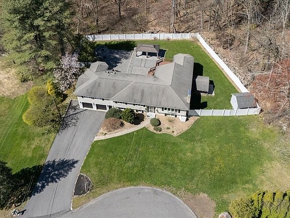 3rd image of 16 Cayuga Rd