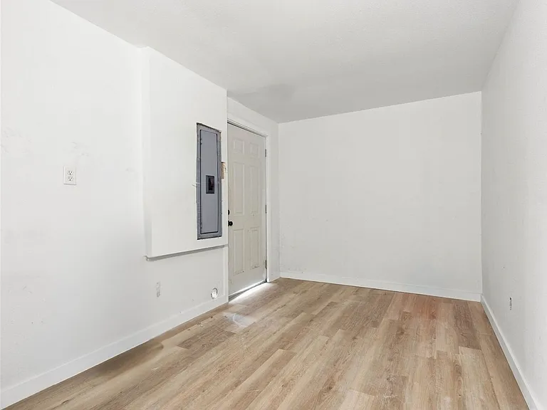 109 S Washington St — Photo 11