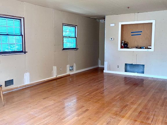 2nd image of 19 Oakdale St