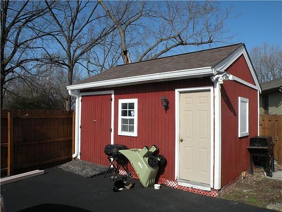 2nd image of 325 Lorna Dr