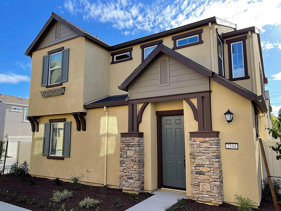 2144 Brave Hawk Loop