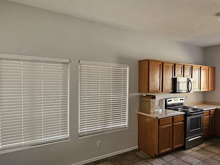 9426 W Monroe St — Photo 3