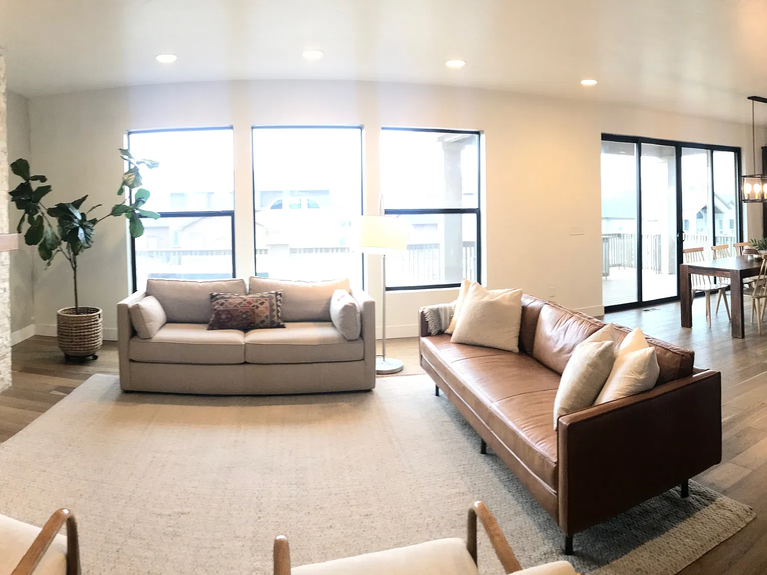 6 bed, 4557 sqft, $4,095 — Photo 2