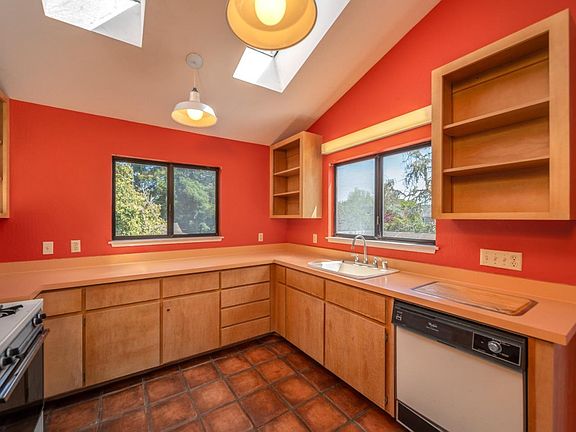 5th image of 901 Dolores St