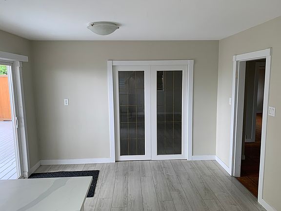 Dining area with breakfast bar