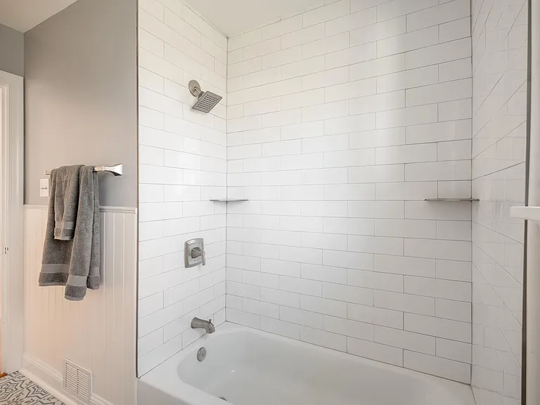 2102 Oakwood Ln — Photo 6