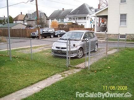 Living room
						:
						Berber carpeting, newly painted - ceiling fan/light