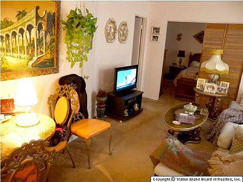 MINT CONDITION MOVE RIGHT IN ALL YOU NEED IS PAINT,BAMBOO FLOORS,NEW PELLAWINDOW