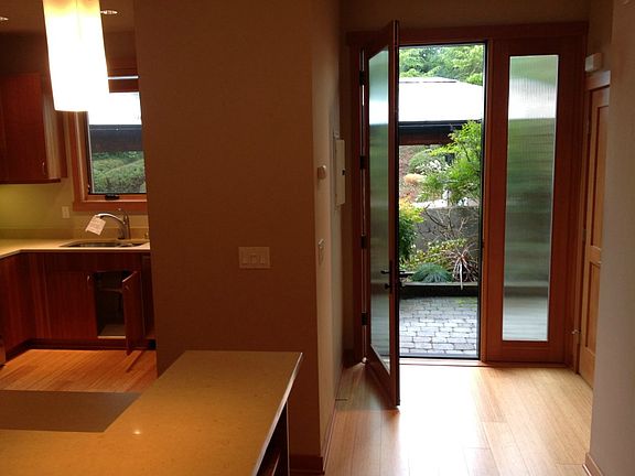 4th image of 732 NE Vineyard Ln #103