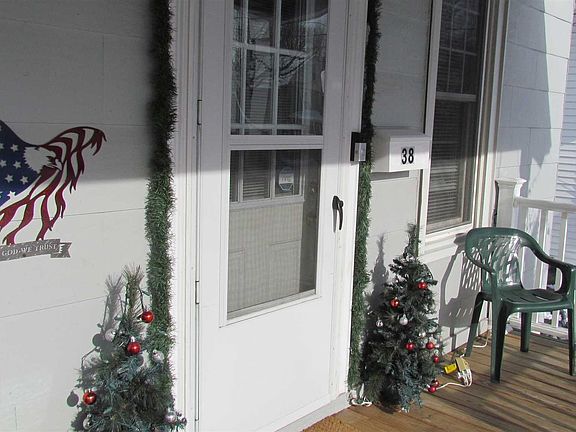 3rd image of 38 Oak St