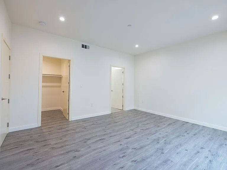 1128-1132 W 39th St — Photo 37