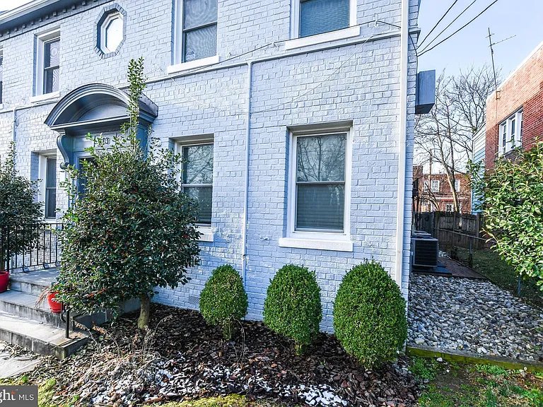 913 Quincy St NE #3 — Photo 3