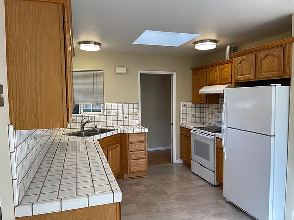 3rd image of 1005 Teal Dr
