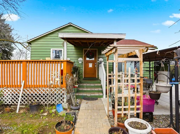 1206 S 10th Ave, Yakima, WA 98902