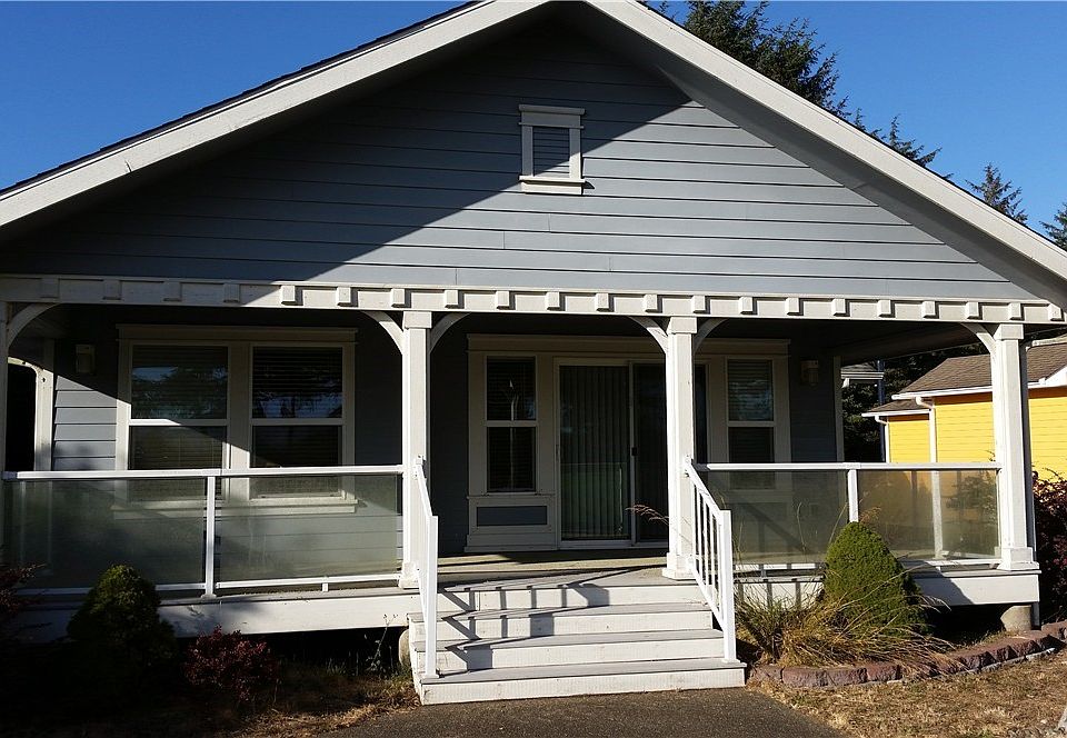1st image of 529 Puffin Ave NE