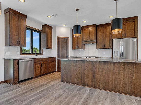 4th image of 3401 Wildflower Rd S