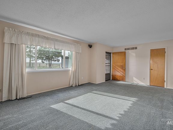 4th image of 1684 Cove Rd