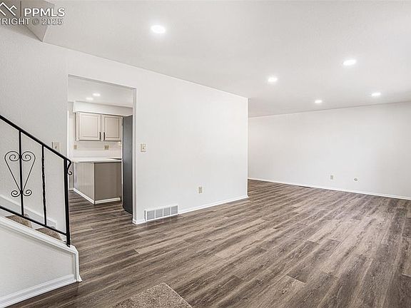 5th image of 6075 Castlewood Ln
