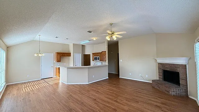 4 bed, 2.0 bath, 1748 sqft, $2,195 — Photo 4