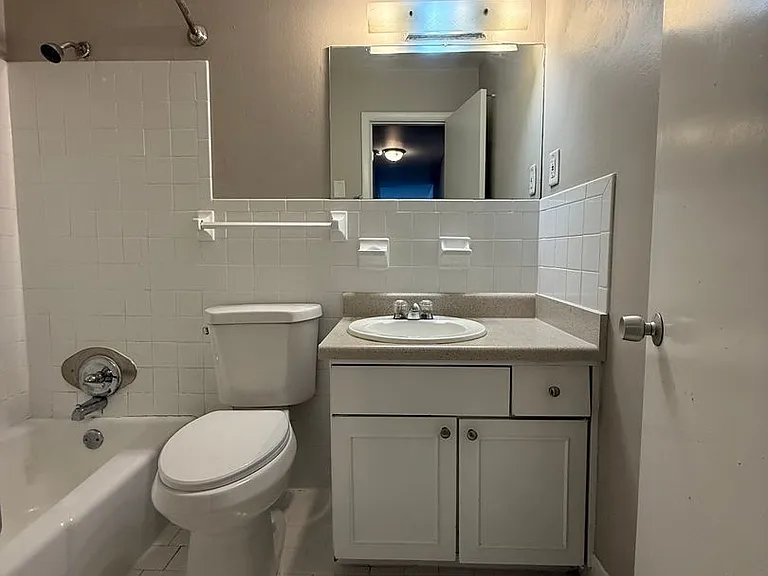 Executive House Apartments — Photo 54