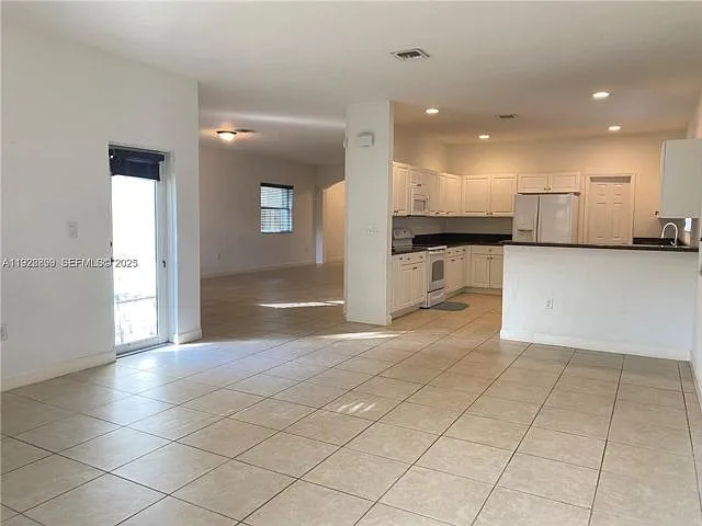3616 NE 3rd Ct — Photo 4