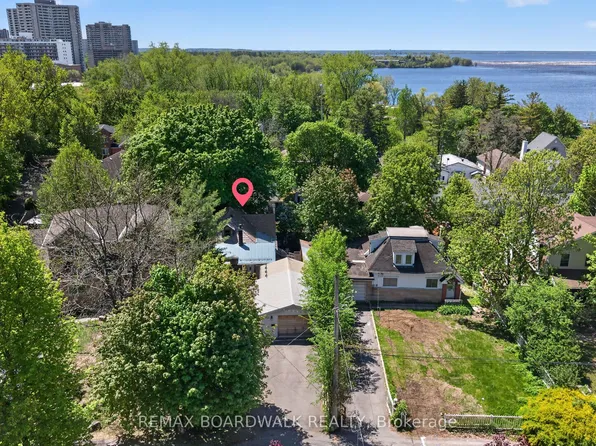 92 Orvigale Rd, Ottawa, ON K2B 5A2