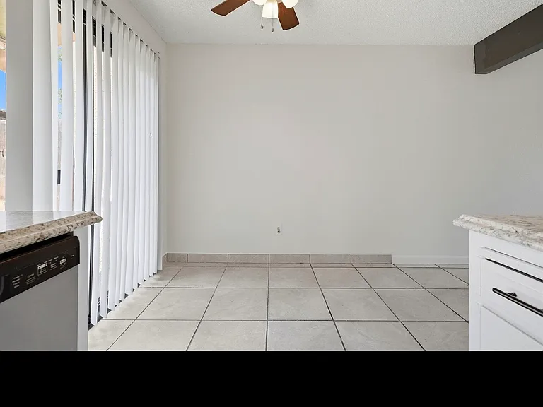 948 Greenfield Ave #948 — Photo 6