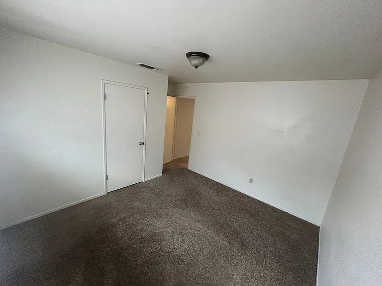 1424 N Lemoore Ave — Photo 5