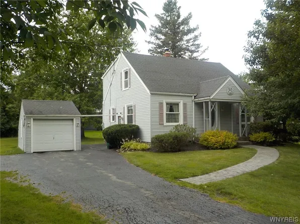 5068 Bay View Rd, Hamburg, NY 14075