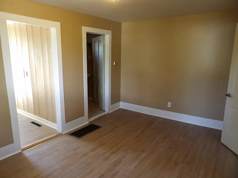 821 S Logan Ave — Photo 7