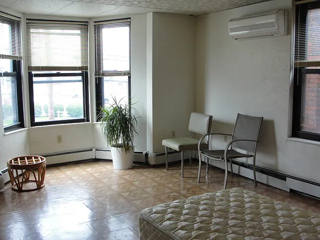 4 bed, 1962 sqft, $600 — Photo 2