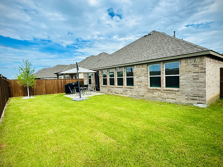 Backyard
Large, fenced backyard with a beautiful green lawn, perfect for relaxing, grilling, or enjoying time outdoors. The open space offers plenty of room for gatherings or everyday outdoor living. ____