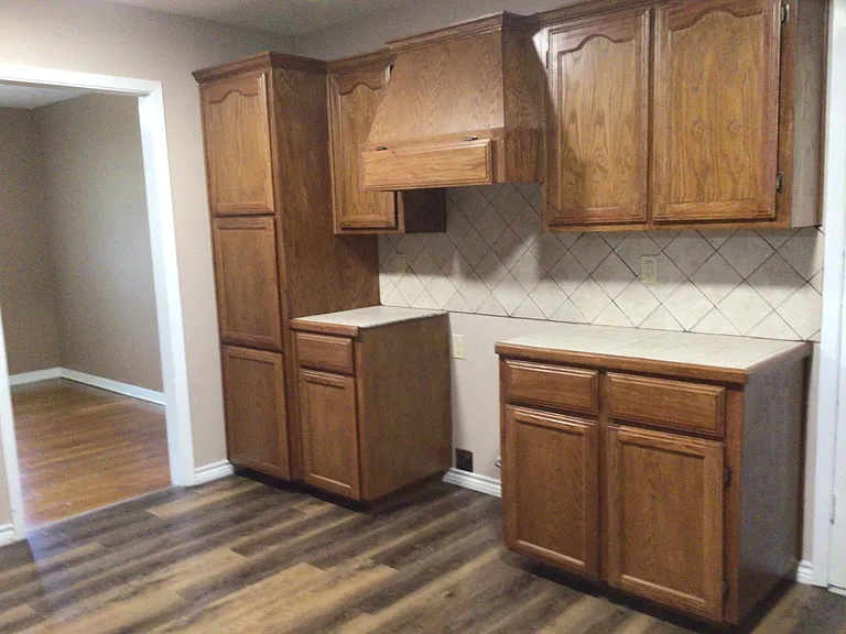 805 Schallert Dr — Photo 7