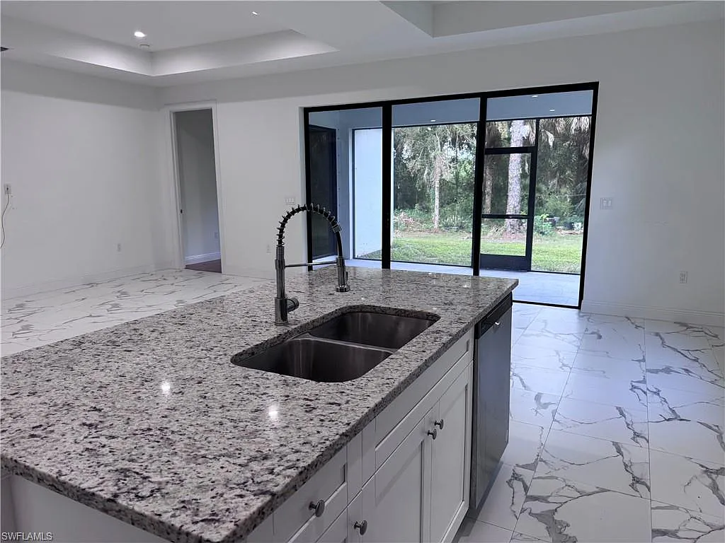 3 bed, 2.0 bath, 1772 sqft, $2,600 — Photo 4