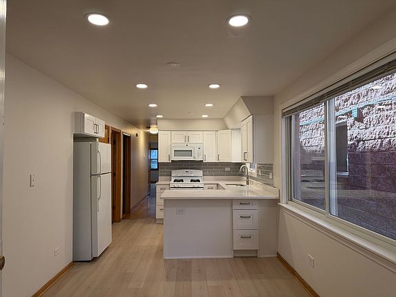 3rd image of 1037 S Oakley Blvd APT 1