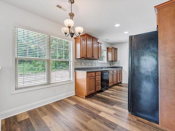 5th image of 319 Franklin Ave