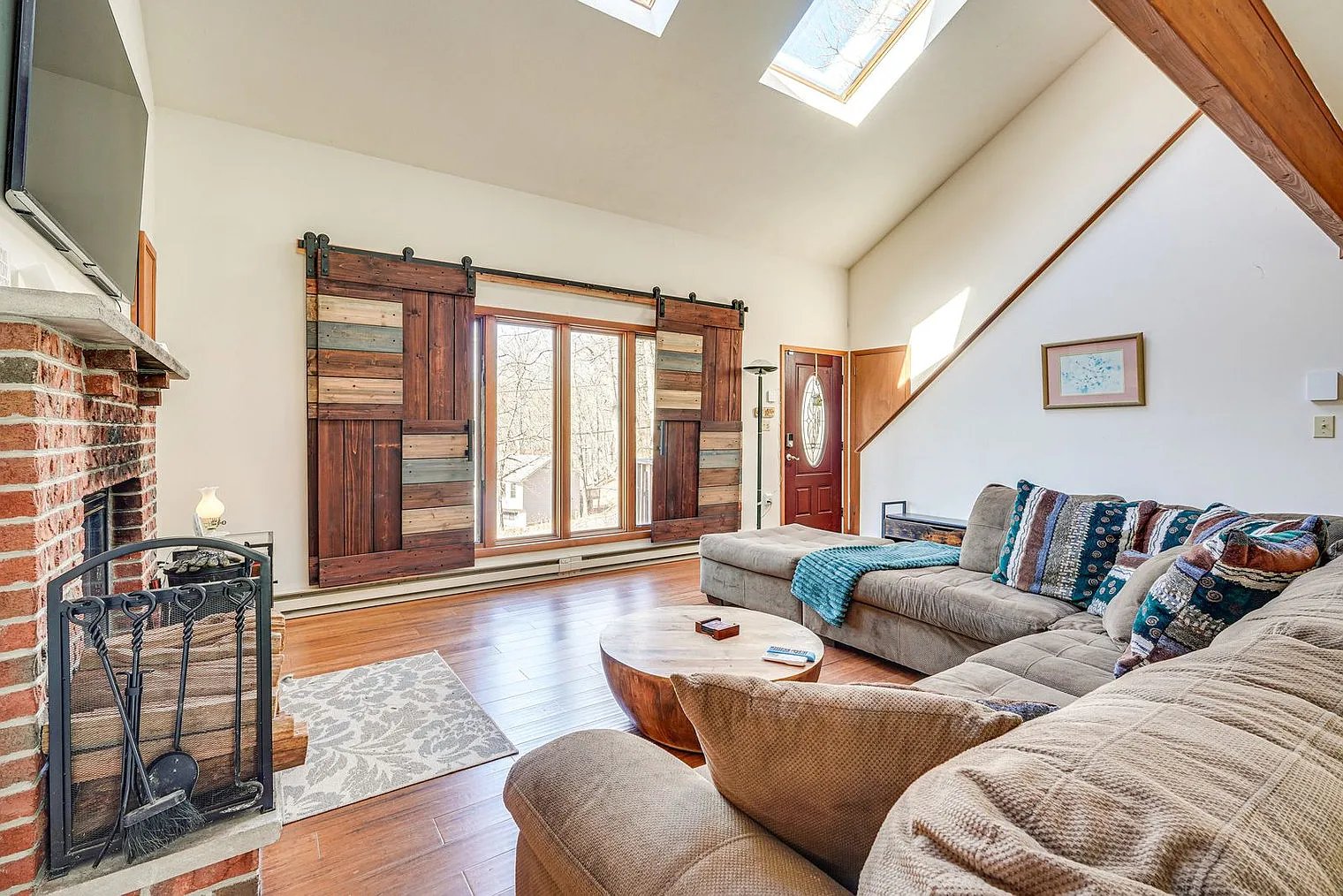 3 bed, 2.0 bath, 1194 sqft, $3,496 — Photo 3