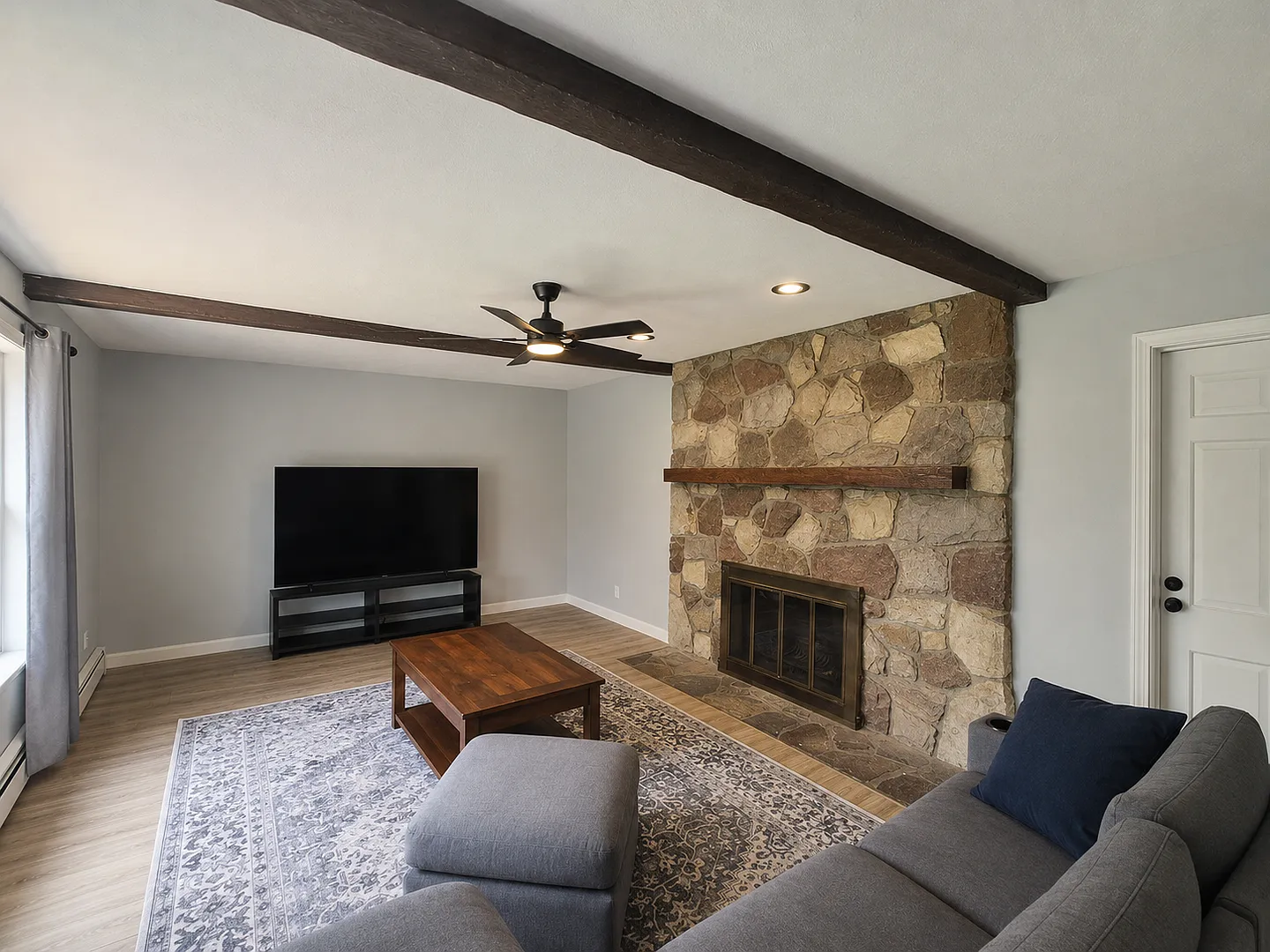 4 Bd 3.5 Bath Oxford Colonial W/ 2 Car Gar. And Additional 1 Bd Inlaw Apt — Photo 4