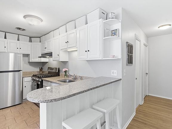 5th image of 802 W George St APT 1