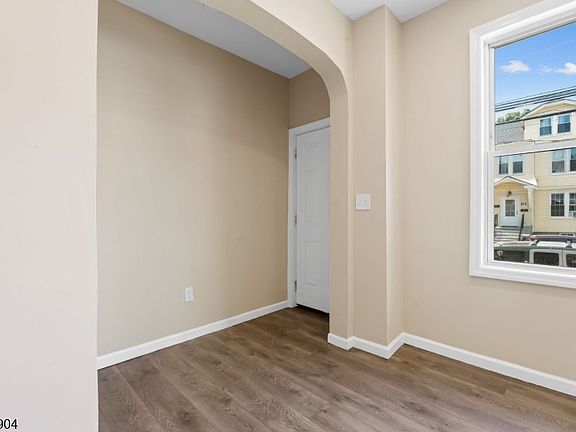 5th image of 278 Wainwright St