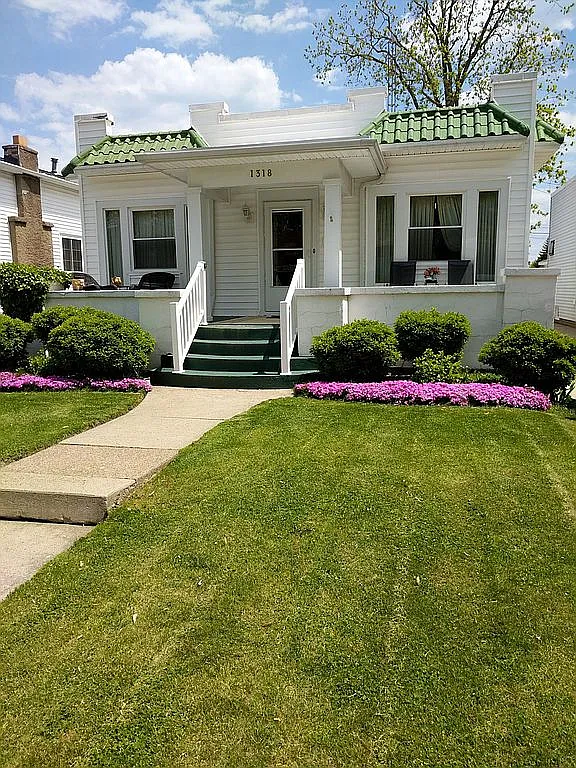 1318 Waverly Rd photo 1