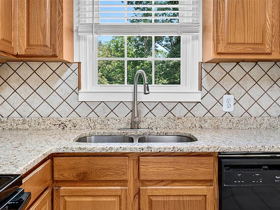 5th image of 2710 Dove Ct