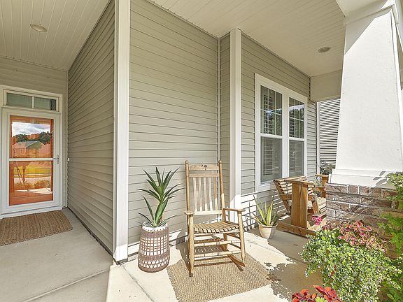 3rd image of 585 Crossland Dr