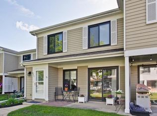 911 Jackson Ct, Vernon Hills, IL 60061