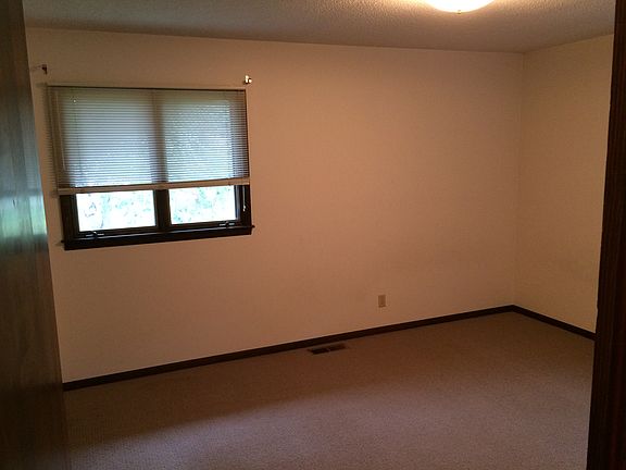 5th image of 2830 Victoria Dr