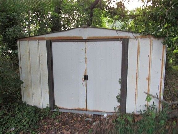 5th image of 14739 Macarthur Dr