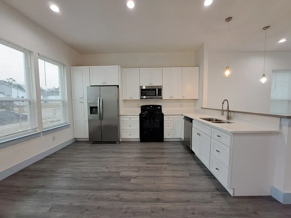 3243 Noor St